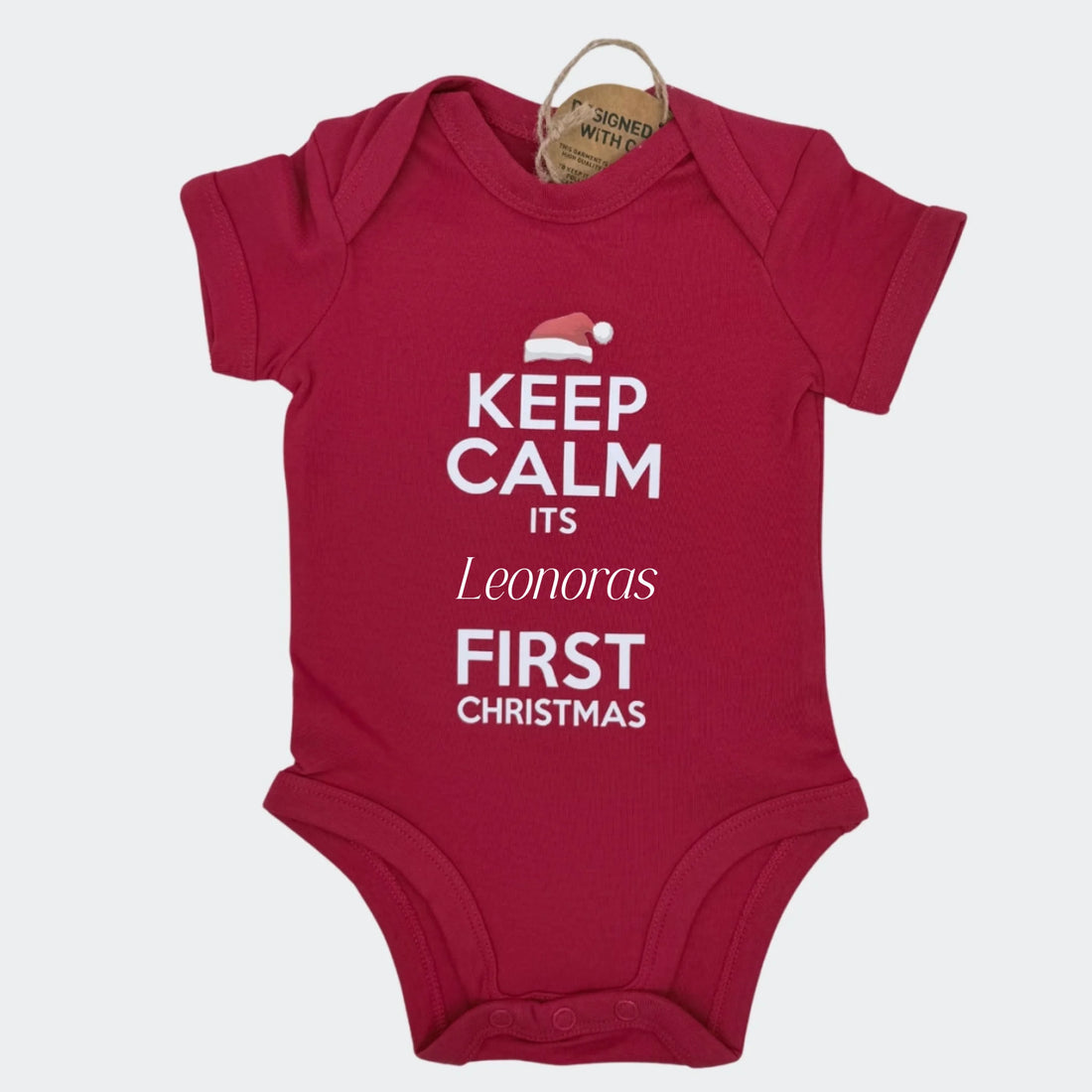 Rød body med navn - Jule edition med navn og tekst Customizer TeeInBlue Rød body med navn - Jule edition med navn og tekst Rød 0-3 M