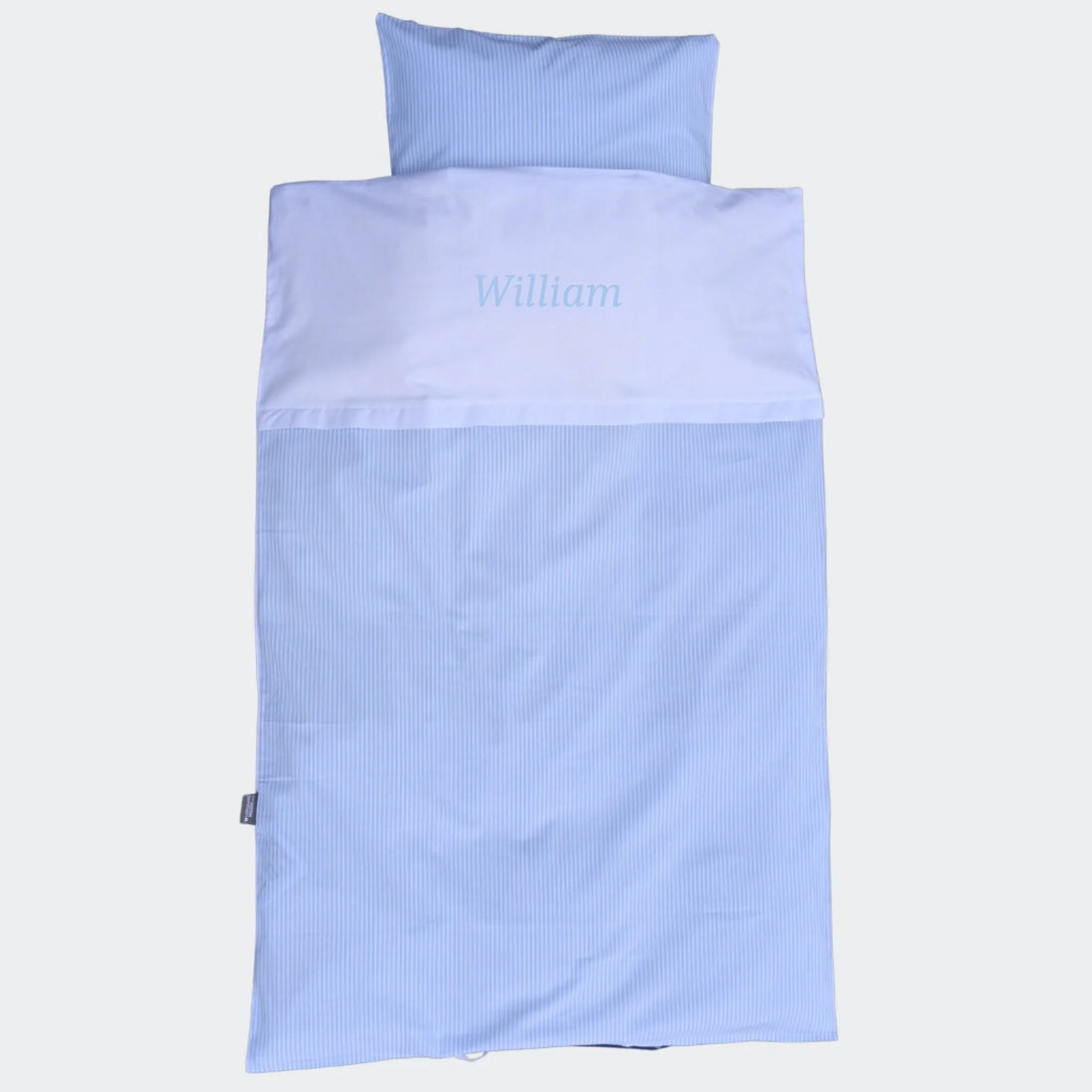 Baby sengetøj med striber - Lyseblå Customizer TeeInBlue Lyseblåt stribbet baby sengetøj Lyseblå og hvid 70x100cm