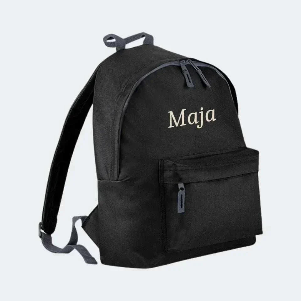 Sort rygsæk 12 liter med personligt broderet navn og justerbare skulderstropper