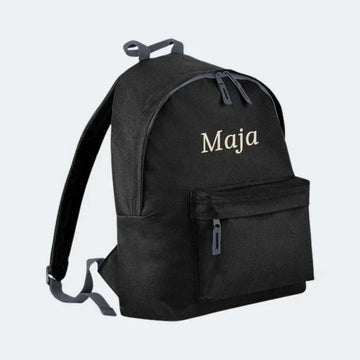 Sort rygsæk 12 liter med personligt broderet navn og justerbare skulderstropper
