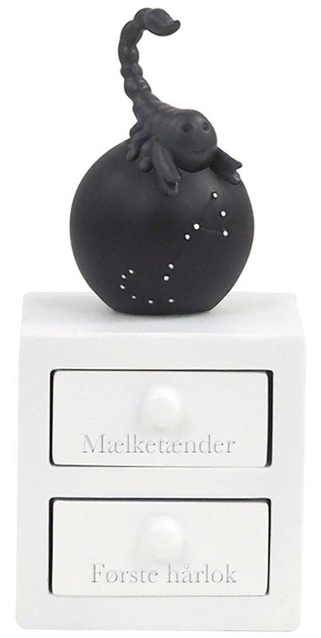 Tandæske og hårlok med stjernetegn fra Kids by Friis kids by friis Skorpionen 24/10 - 23/11