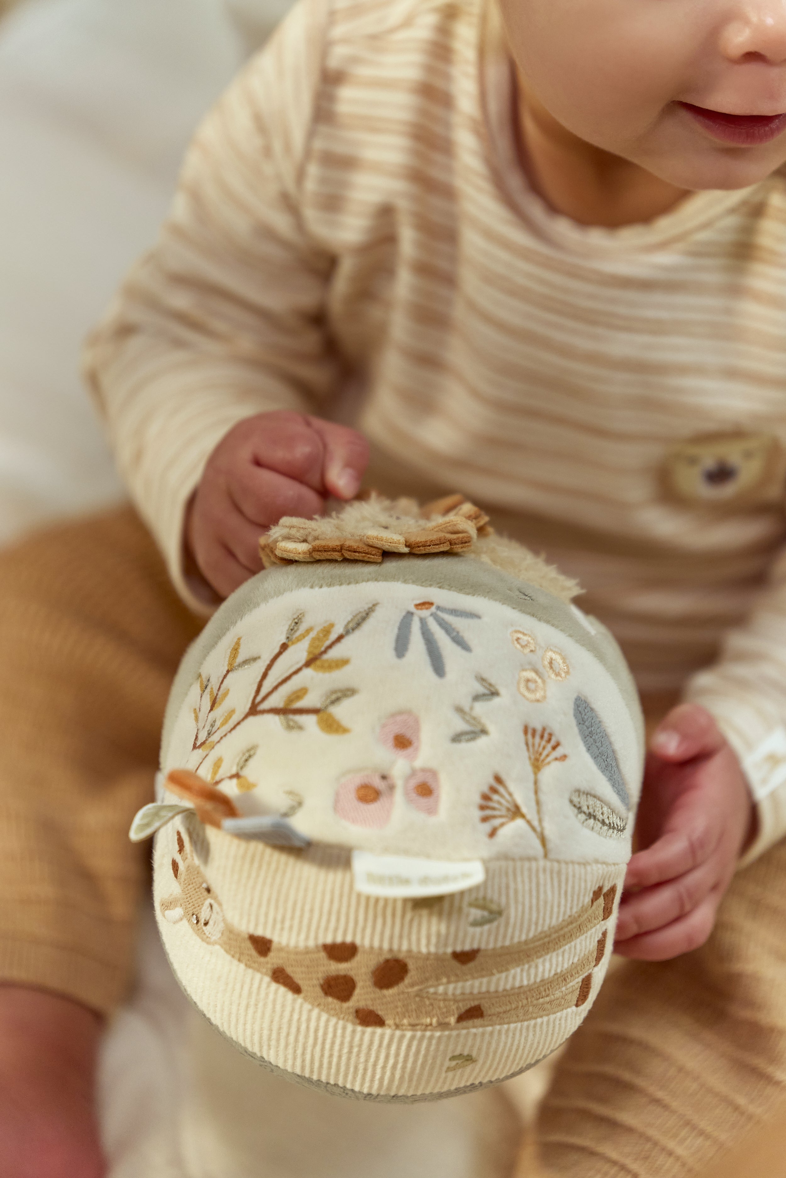 Baby leger med en blød Little Dutch aktivitetsbold fra Safari Friends kollektionen.