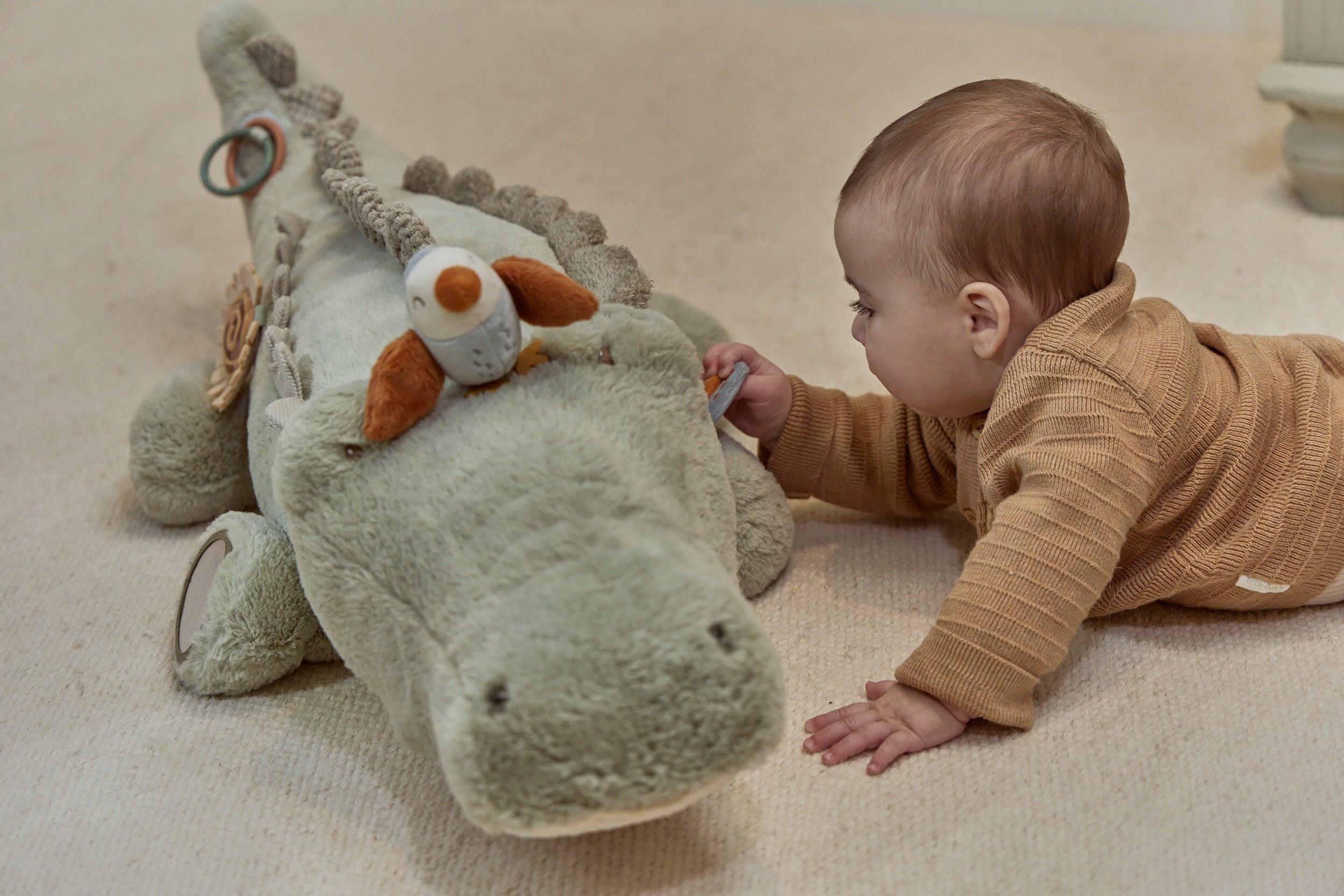 Baby leger med en stor, grøn Little Dutch aktivitetskrokodille fra Safari Friends serien.