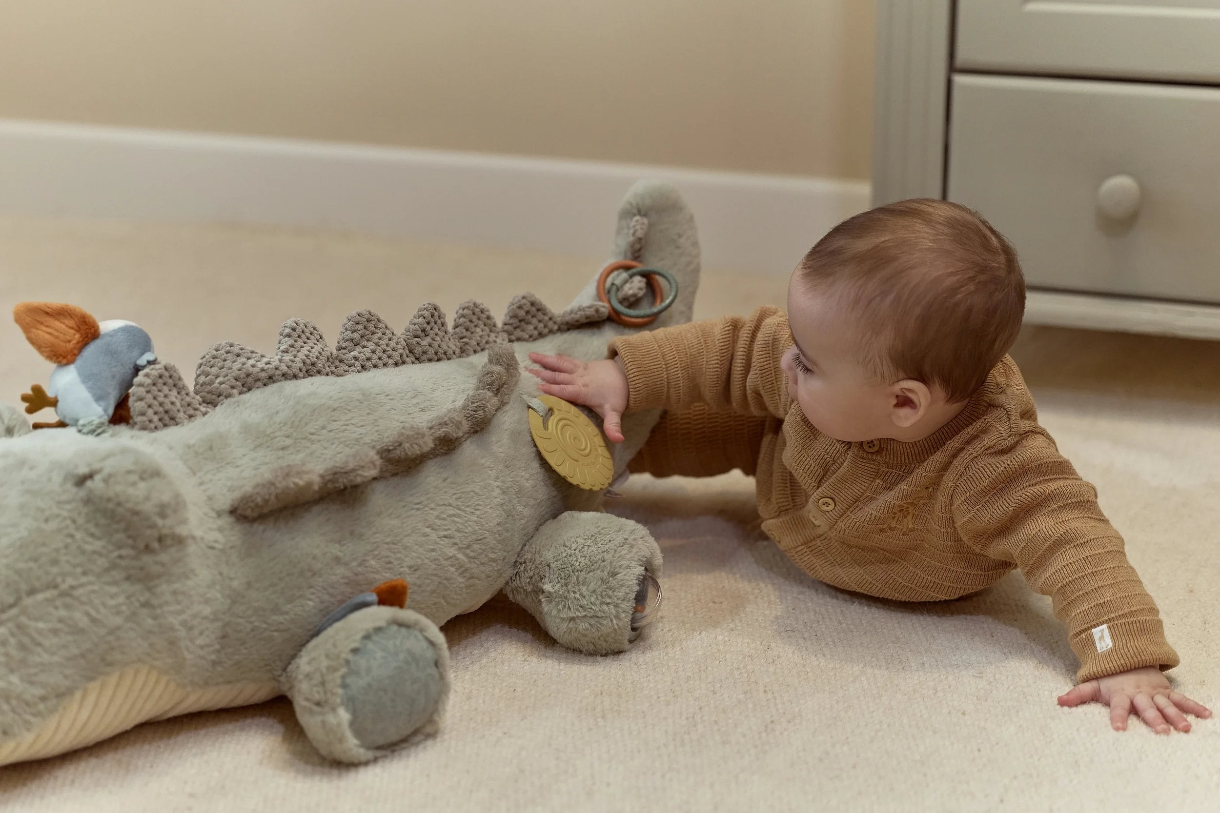 Baby leger med Little Dutch aktivitetsdyr krokodille på gulvet.