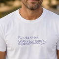 Hvid t-shirt med personligt tryk af en håndskrevet note og hjerte til far.