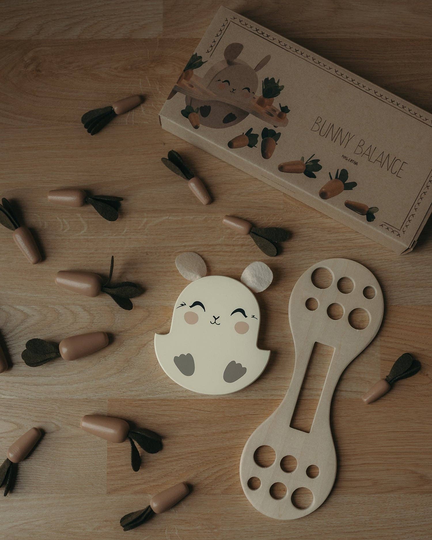 Bunny Balance Montessori trælegetøj med kanin, gulerødder og balanceplade på trægulv.