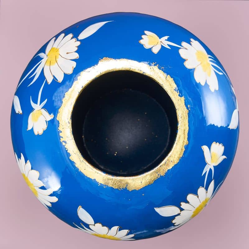 Set fra oven blå Vase Margarita i metal med håndmalede hvide blomster og guldkant.