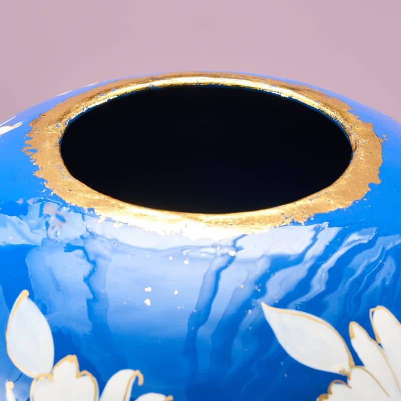 Nærbillede af den håndmalede Margarita vase i blå metal med guldkant ved åbningen.