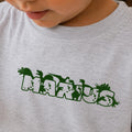 Lysegrå t-shirt til børn med navnet Marius i grøn dino skrift.