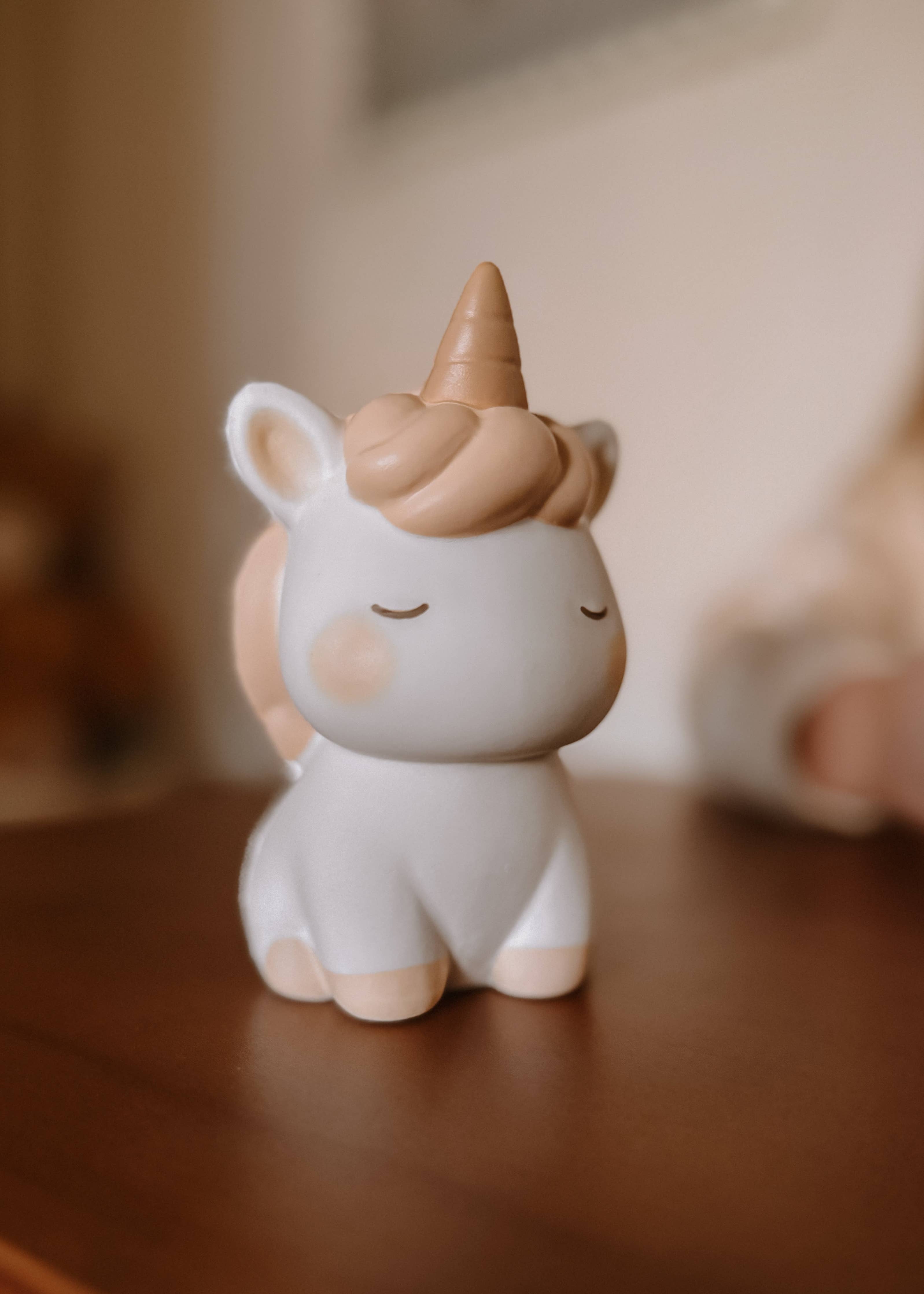 Nærbillede af Squichymals Uniboo enhjørning squishy legetøj i hvide og rosa nuancer.