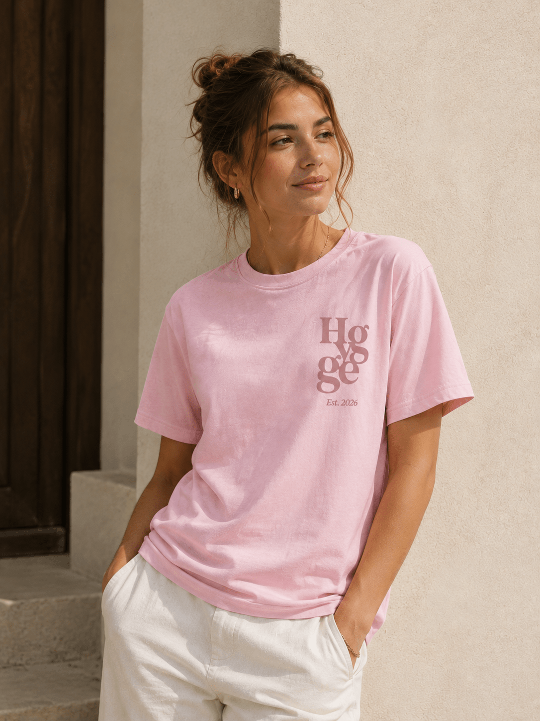 Lyserød voksen t-shirt med personligt tryk af ordet HYGGE og årstallet Est. 2026.