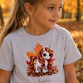 Pige i lysegrå t-shirt med sød efterårs enhjørning og personligt navn Josephine.
