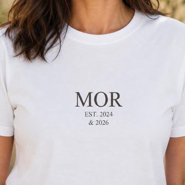 T-shirt med tryk - MOR EST. (Vælg selv tekst og årstal)