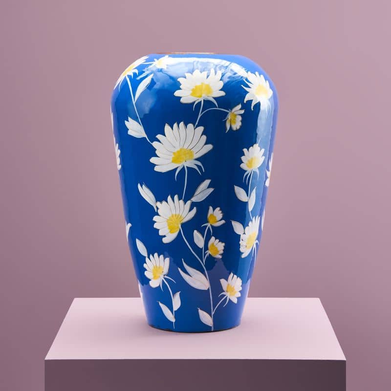 Håndmalet blå Margarita vase i metal med hvide margueritter, dekorativ boligindretning.