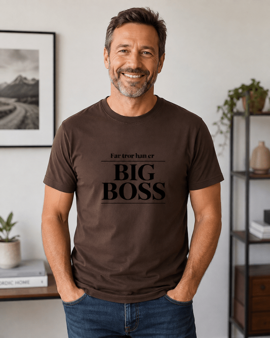 Brun herre t-shirt med teksten Far tror han er BIG BOSS i sort print.