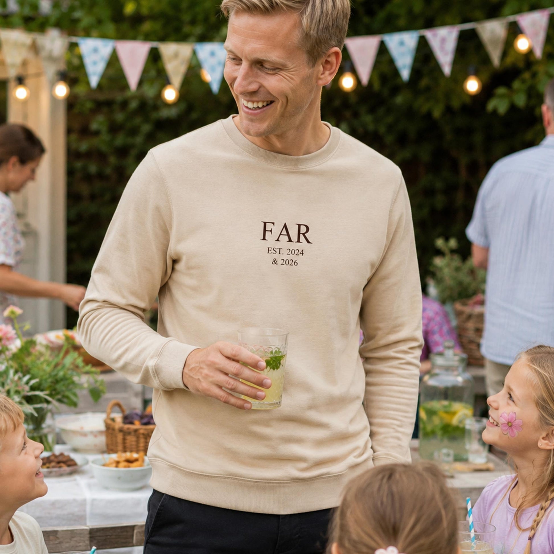 Mand i sweatshirt med teksten FAR EST. 2024 & 2026 til Fars dag