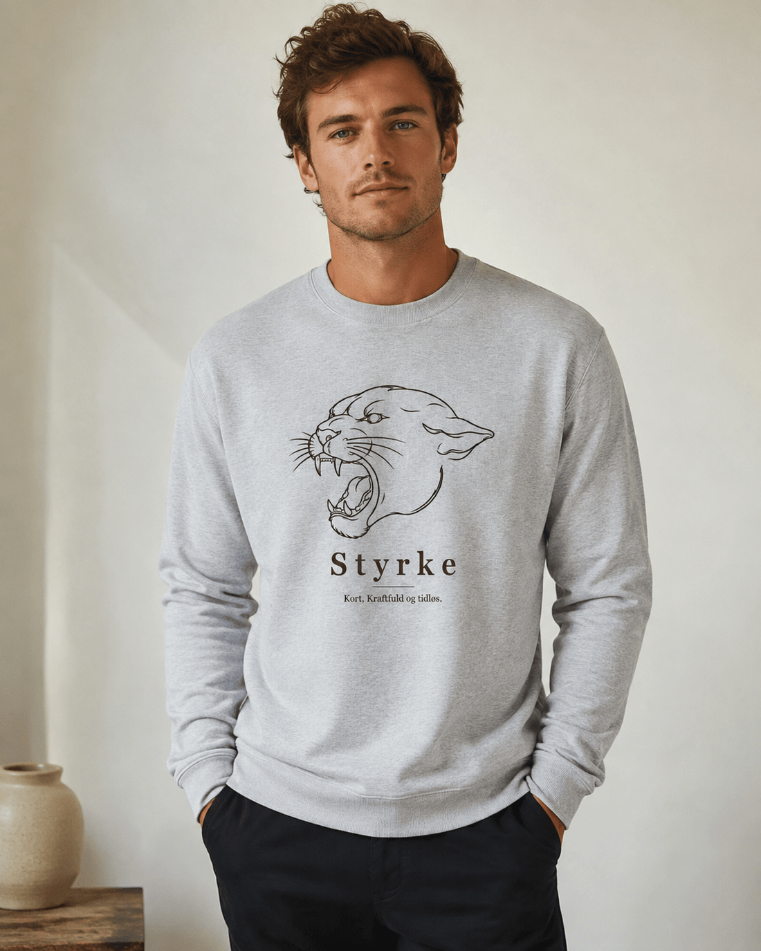 Grå sweatshirt til voksne med panter line art og teksten Styrke.