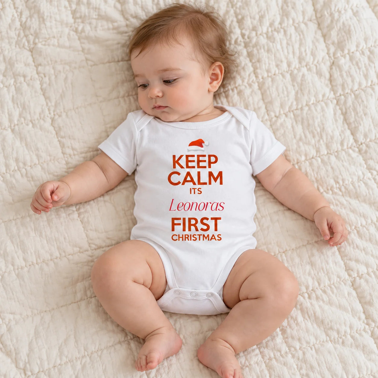 Baby i hvid julebody med Keep Calm-juletryk og navnet Leonora