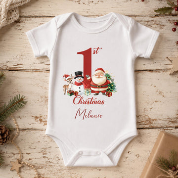 Hvid julebody med navn og teksten 1st Christmas til baby med julemandsmotiv.