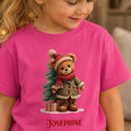 Lyserød jule-t-shirt til piger med navn og motiv af bamsebjørn med juletræ.