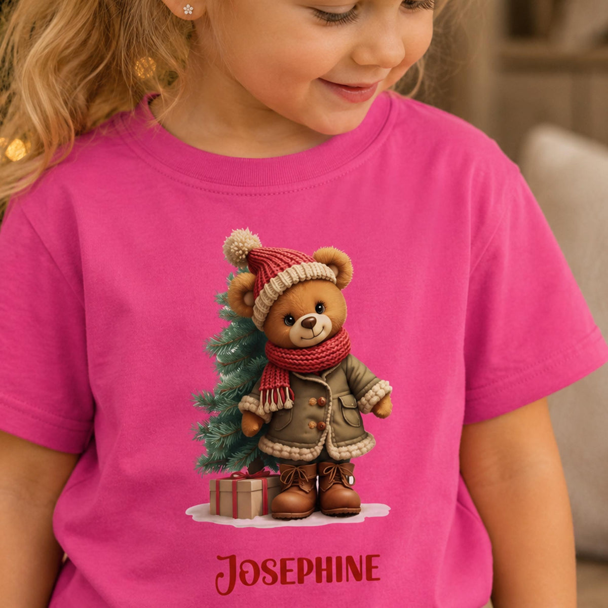 Lyserød jule-t-shirt til piger med navn og motiv af bamsebjørn med juletræ.