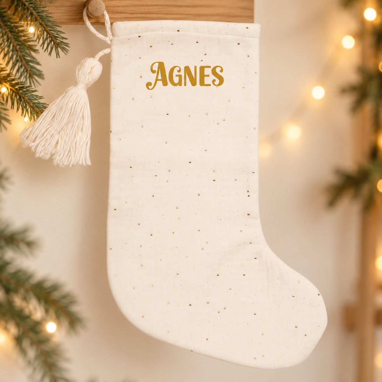 Glitrende julesok med navnet Agnes i enkel julebaggrund med gran og varme lys