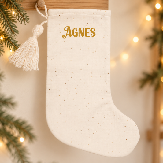 Glitrende julesok med navnet Agnes i enkel julebaggrund med gran og varme lys