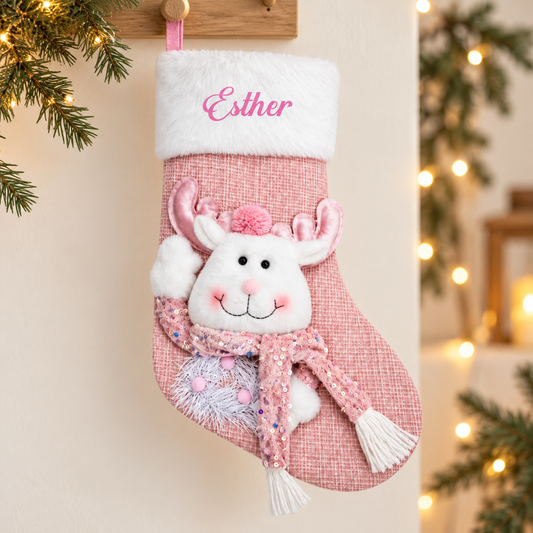 Lyserød julesok med rensdyr og navnet Esther i enkel julebaggrund med gran og varme lys