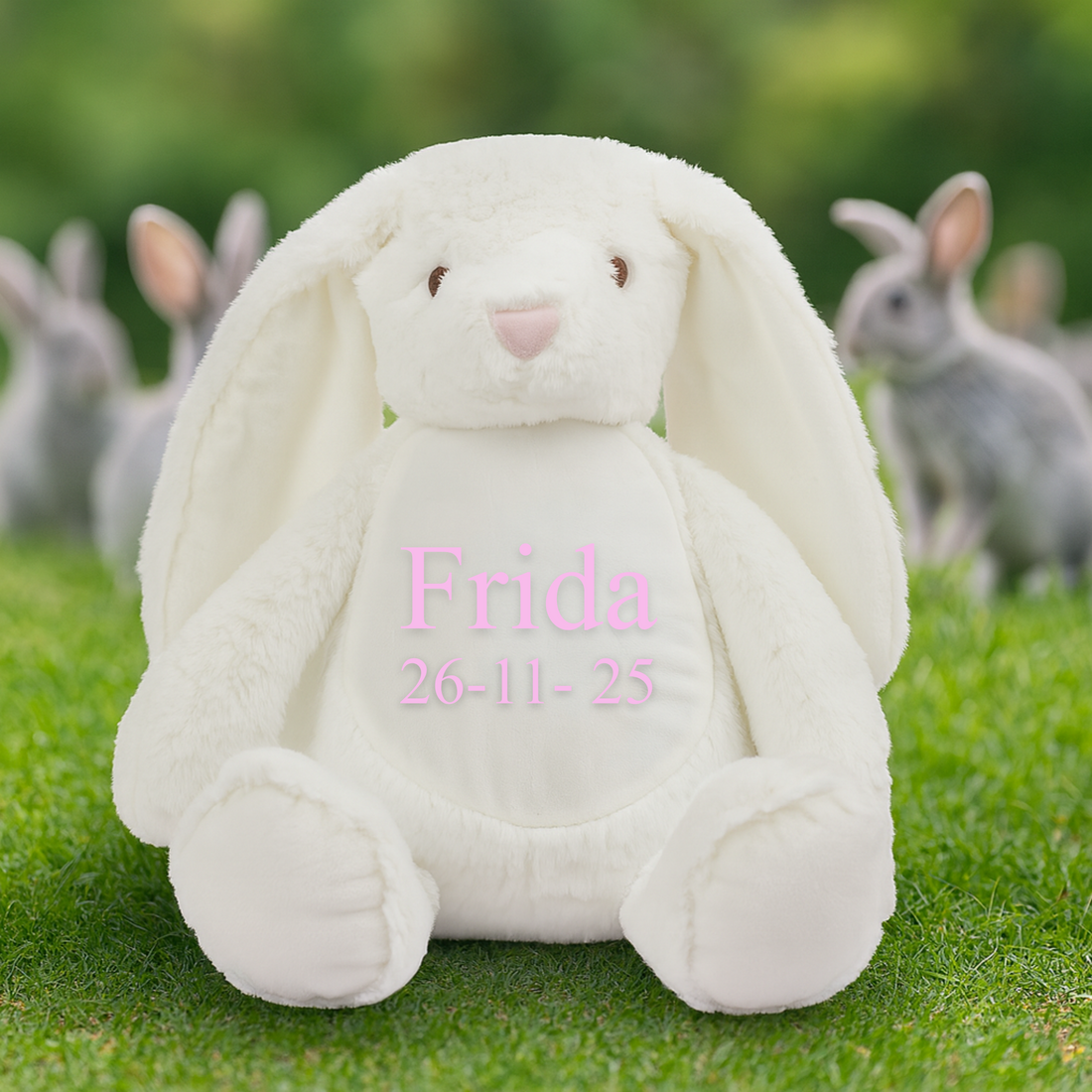 Hvid kanin bamse med broderet navn Customizer TeeInBlue