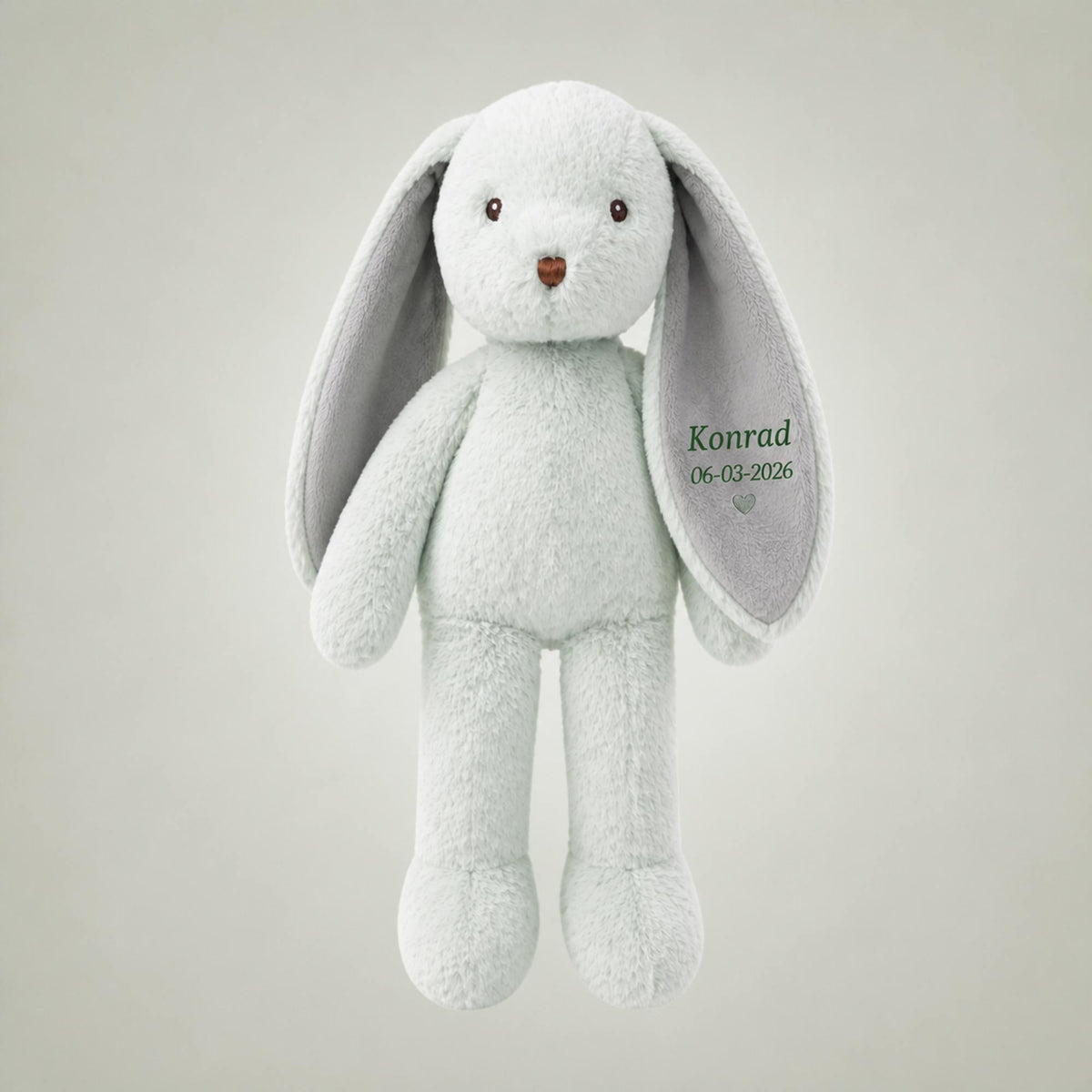 Lysegrøn EcoFriends Svea kanin bamse fra Teddykompaniet med broderet navn og dato på øret.