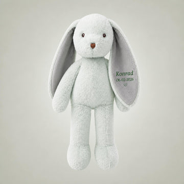 Lysegrøn EcoFriends Svea kanin bamse fra Teddykompaniet med broderet navn og dato på øret.