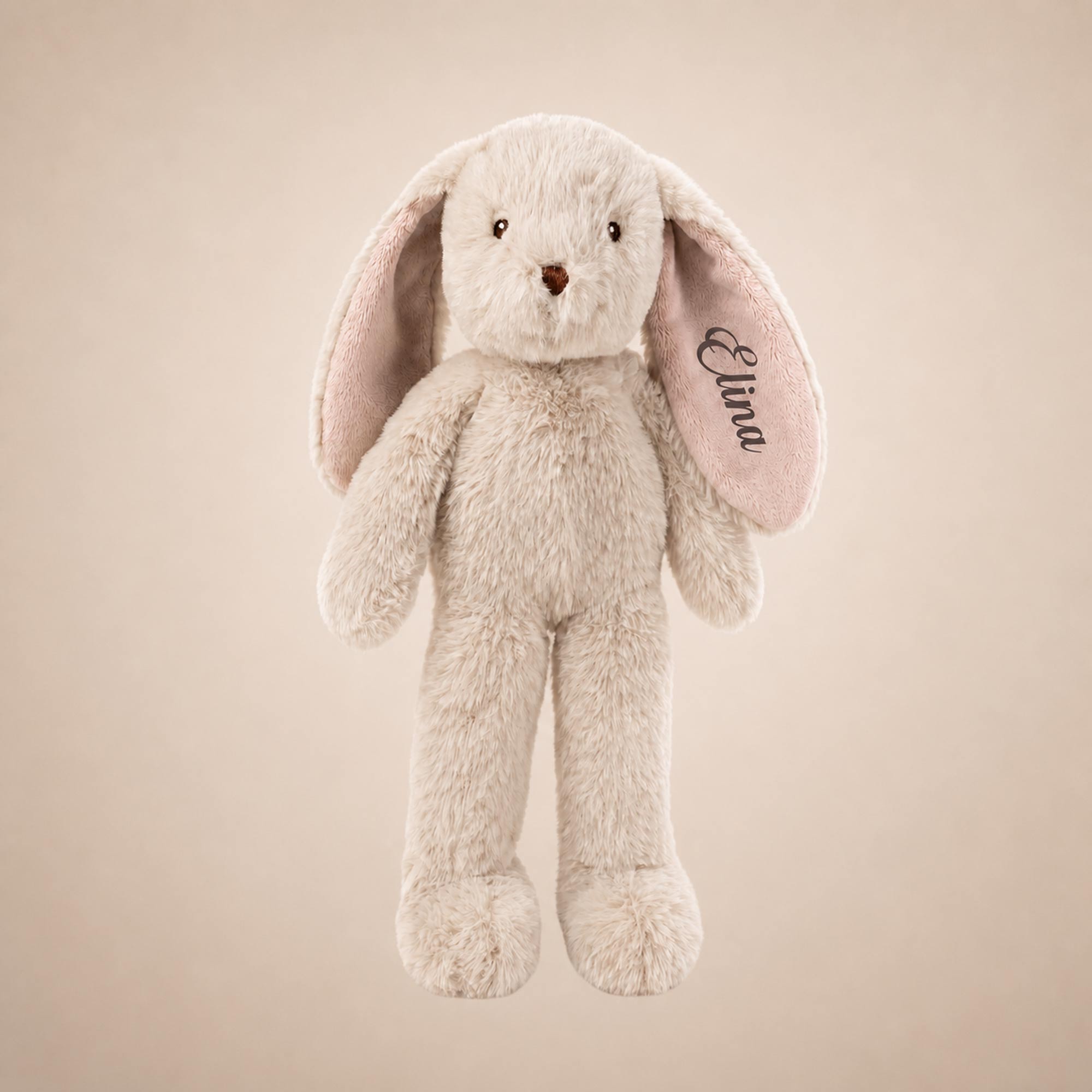 Blød beige kanin bamse med navnet Elina broderet på øret til børn.