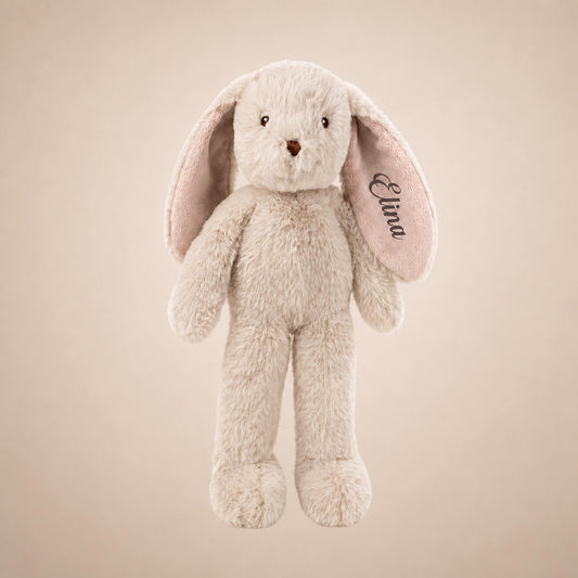 Blød beige kanin bamse med navnet Elina broderet på øret til børn.
