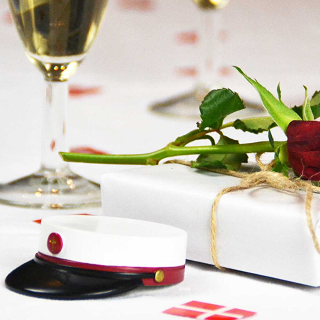 Kids By Friis studenterhue i rød med ophæng