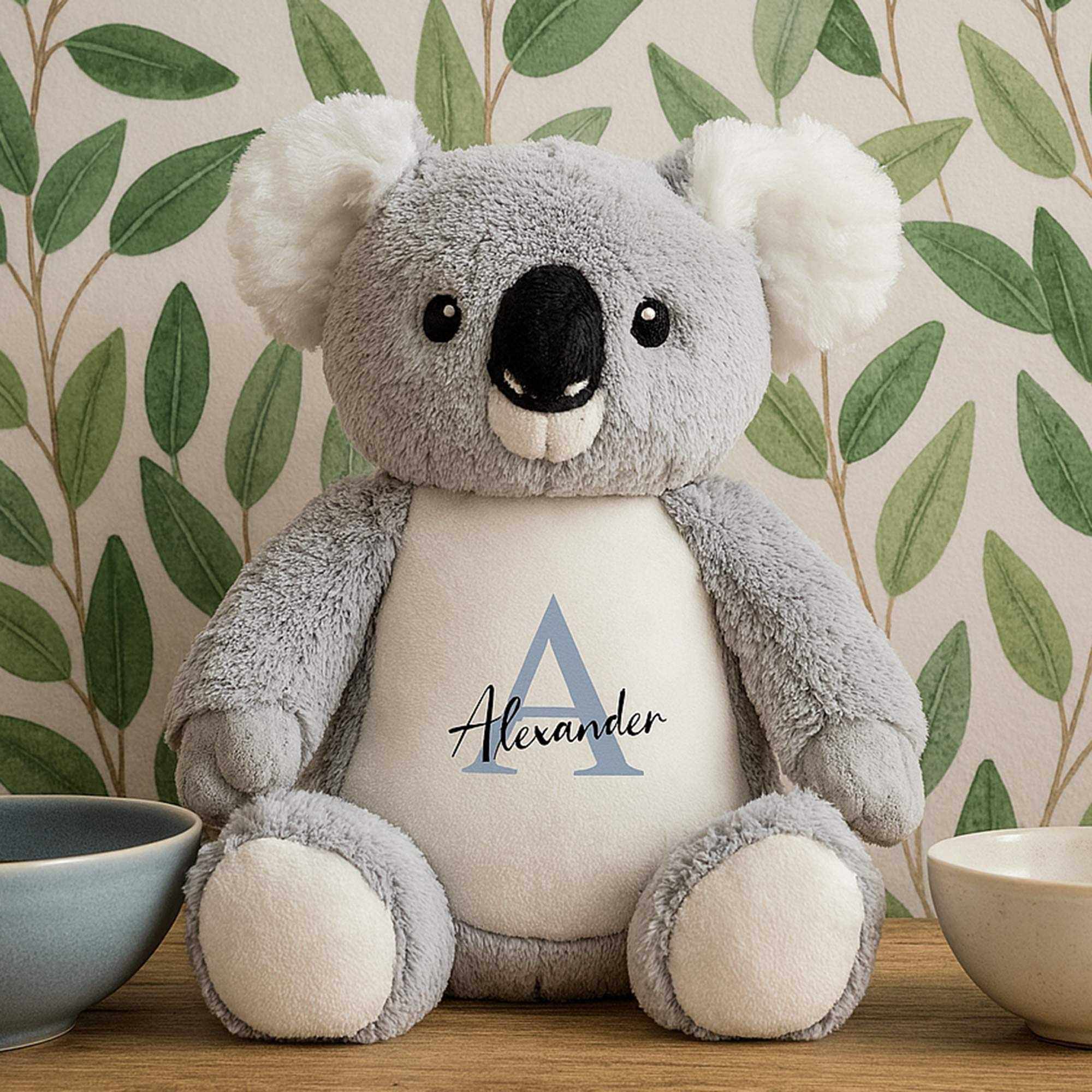 Lille koala navne bamse med personligt navn Alexander på maven, blød og CE-certificeret bamse til børn