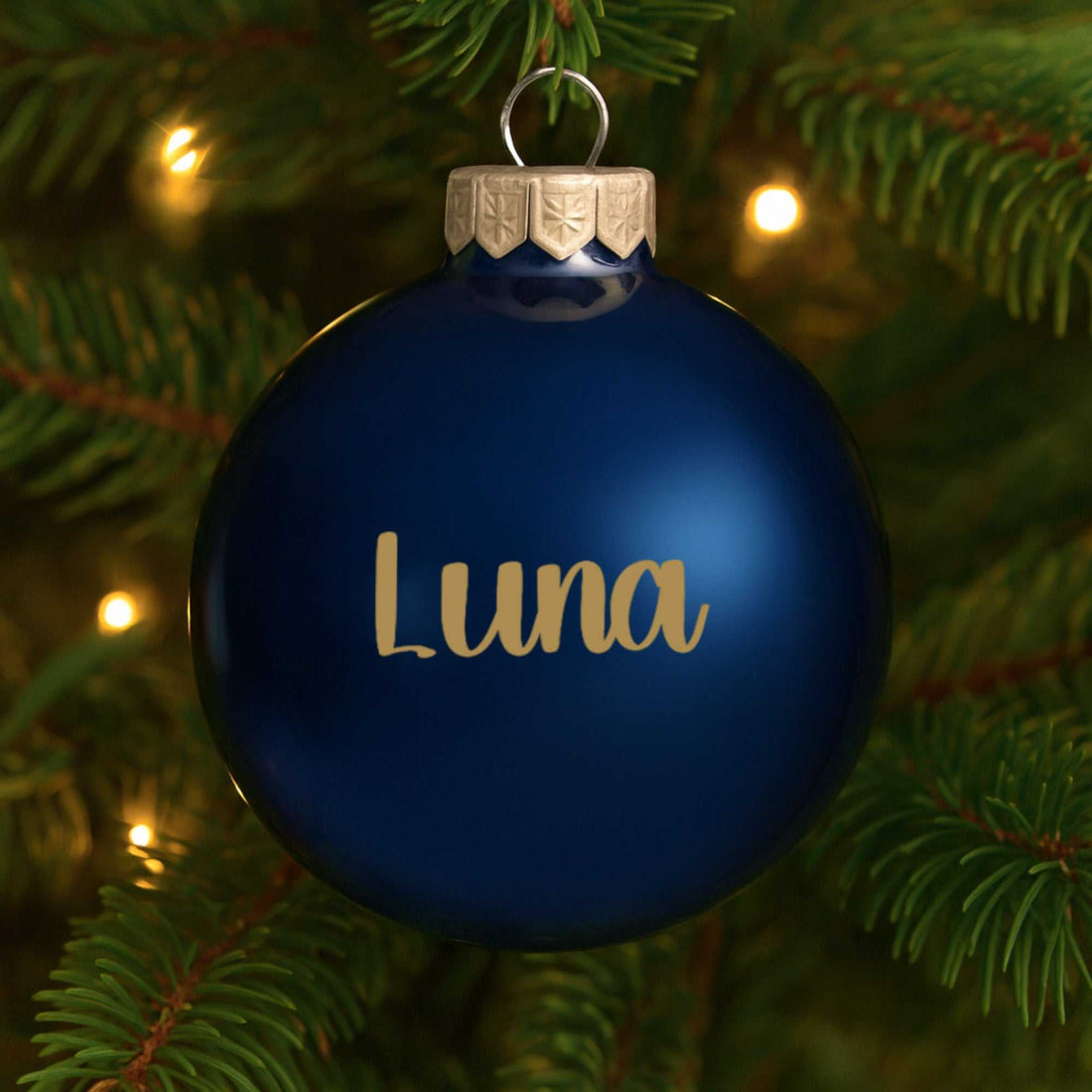 Blank kongeblå julekugle 57mm med personlig tekst Luna på juletræet, elegant skinnende overflade
