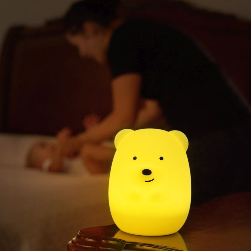 LumiPets natlampe bamse, lyser gult med mor og baby i baggrunden