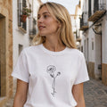 Hvid t-shirt til voksne med print af en månedsblomst for august i stregtegning.