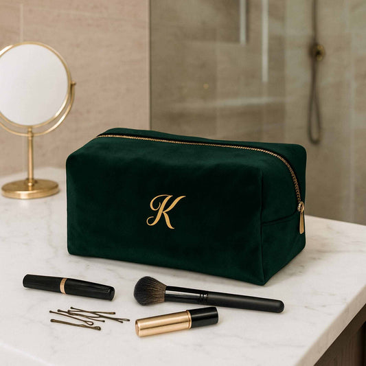 Mørkegrøn velourmakeuptaske med broderet bogstav ved makeup og spejl