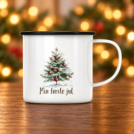 Min første jul - Enamel – emaljekop på mørkt egetræ med diffus julebaggrund