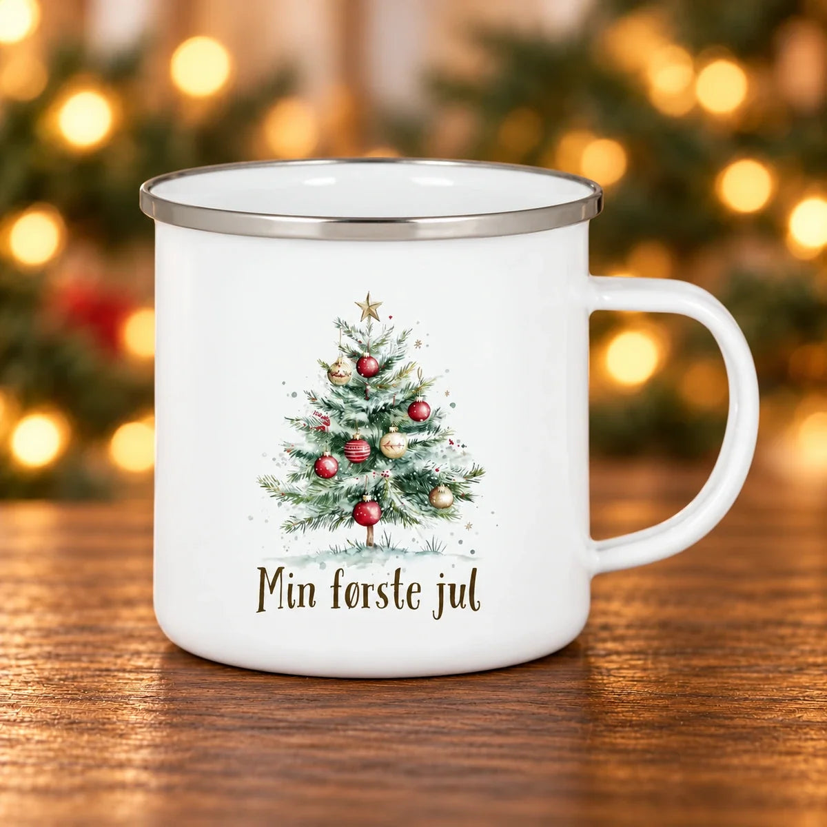 Min første jul - Enamel – emaljekop på mørkt egetræ med diffus julebaggrund