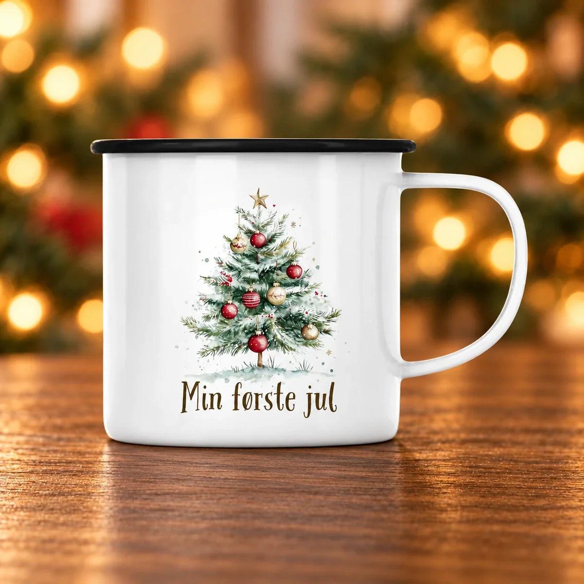 Min første jul - Enamel – emaljekop på mørkt egetræ med diffus julebaggrund