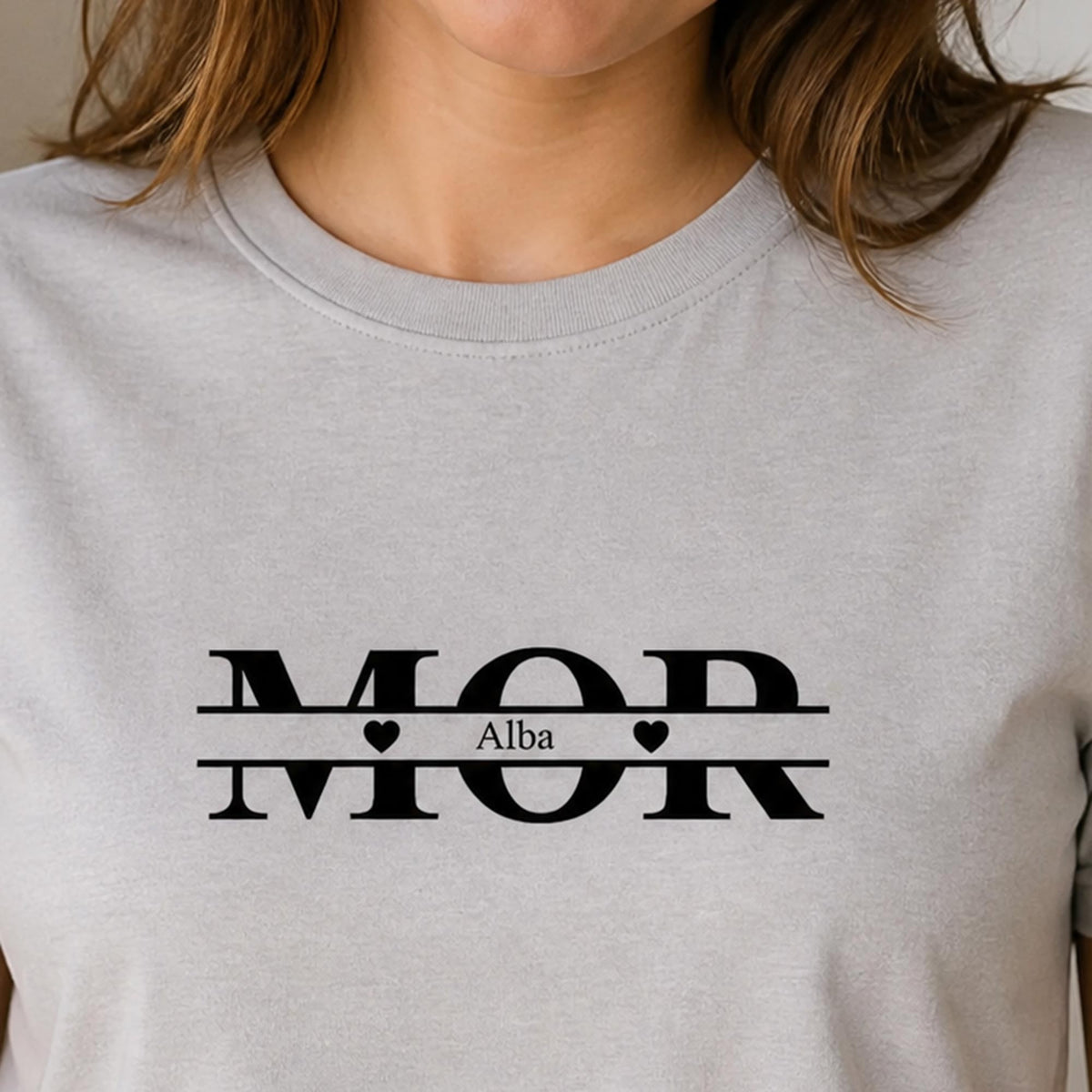 Grå t-shirt til voksne med personligt tryk af teksten MOR, hjerter og navnet Alba.
