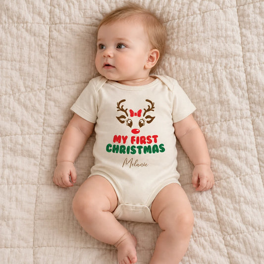 Baby i naturfarvet julebody med rensdyr, My First Christmas og navnet Melanie