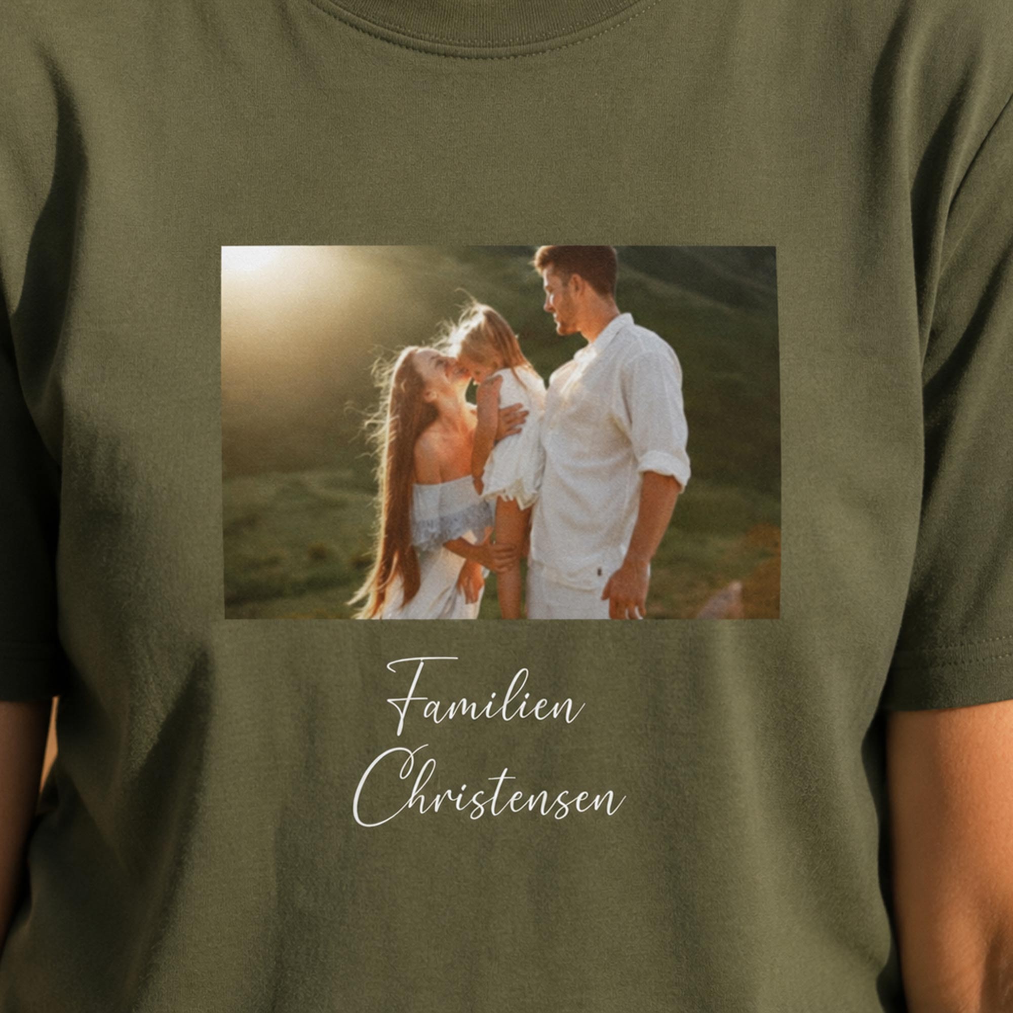 Grøn voksen t-shirt med personligt familiefoto og teksten Familien Christensen trykt på brystet.