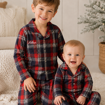 To børn i matchende rødternet pyjamas med navn, perfekt til pyjamas til børn kollektionen.
