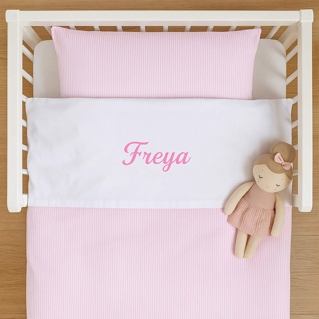 Baby sengetøj med striber - Lyserød Customizer TeeInBlue