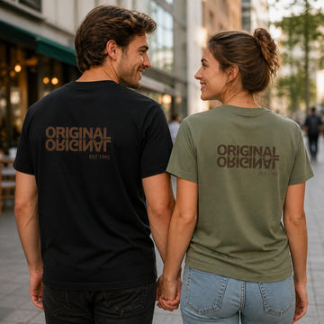 Mand og kvinde i Original EST t-shirts af økologisk bomuld med personligt tryk på ryggen.