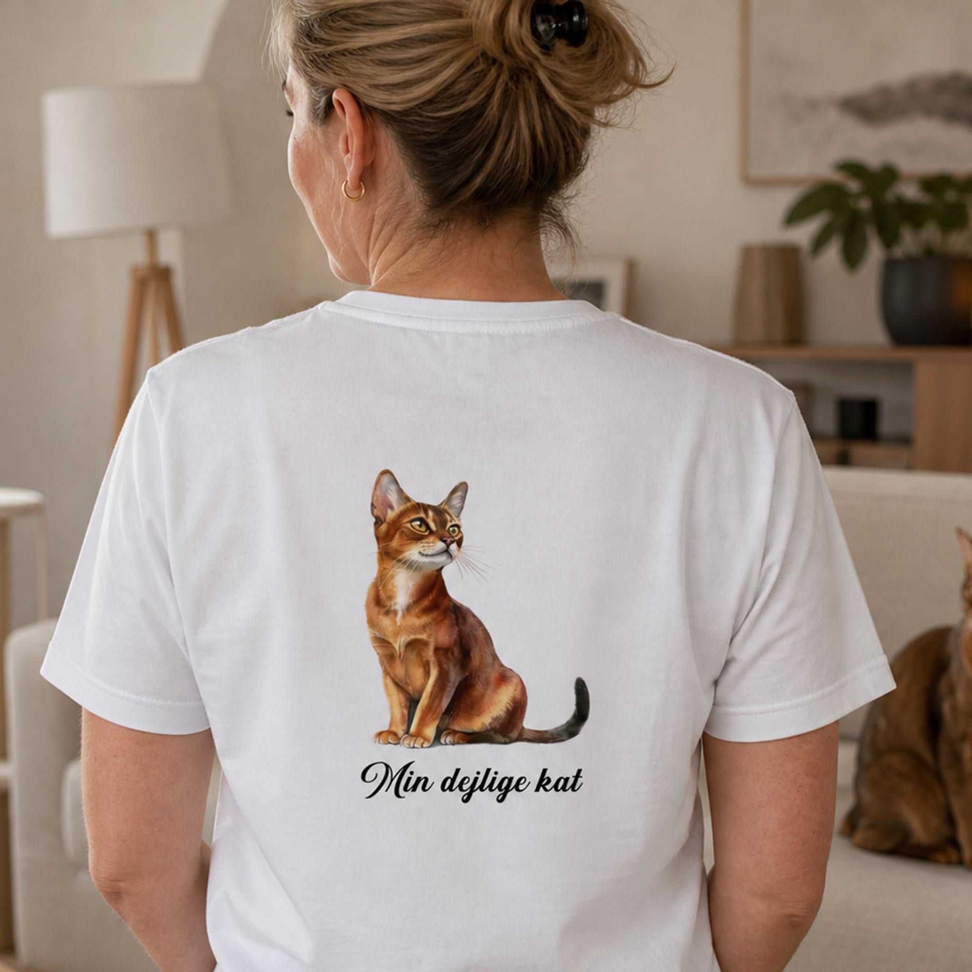 Hvid t-shirt til voksne med print af en brun kat og teksten Min dejlige kat.