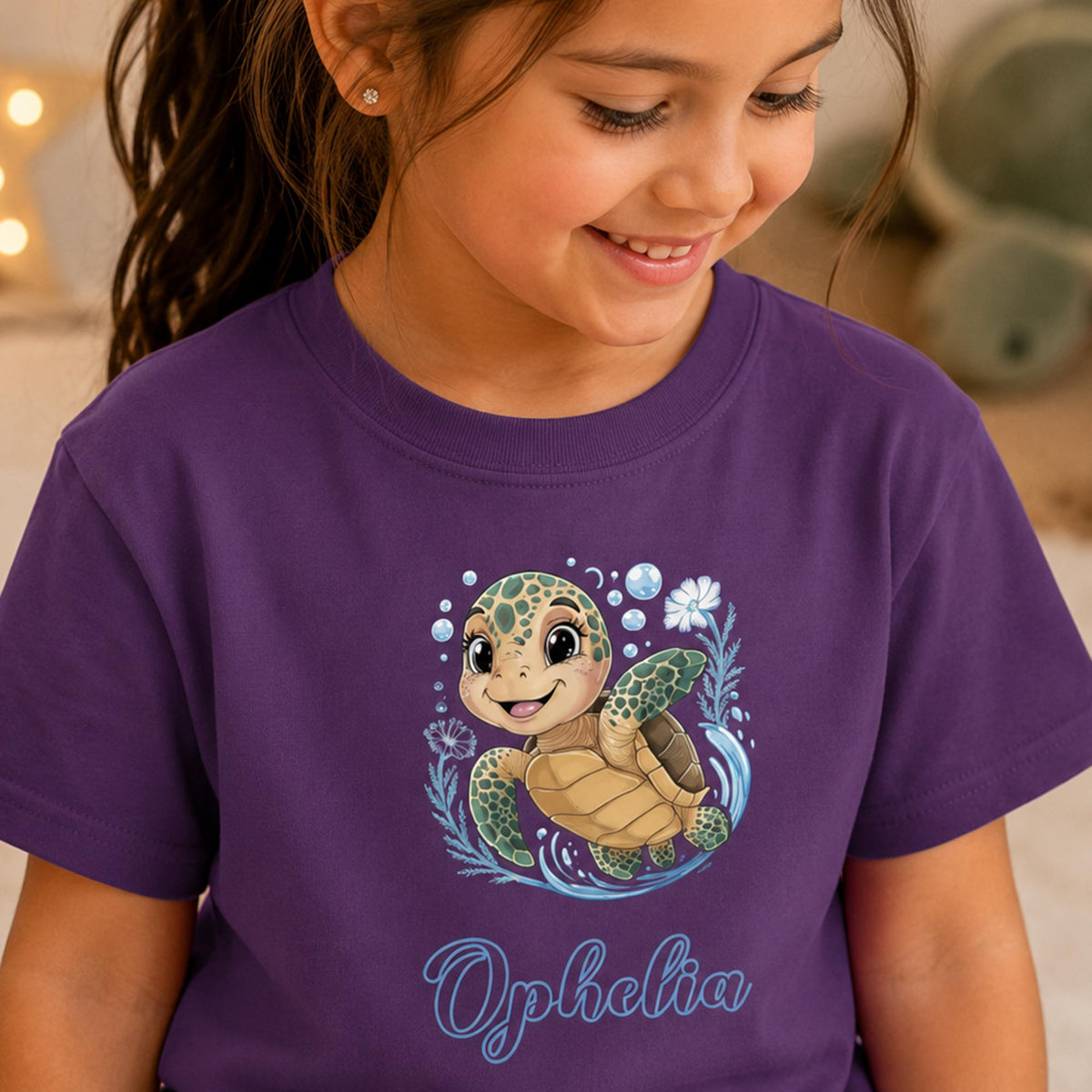 Lilla t-shirt til børn med sødt print af en havskildpadde og navnet Ophelia.